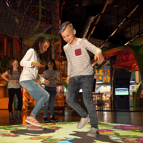Kids playing interactive game - photo 10